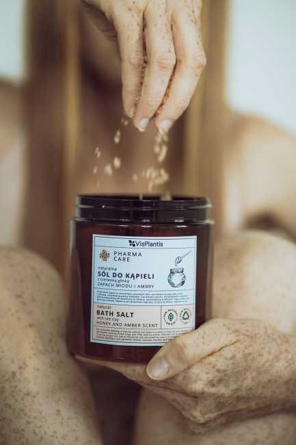 pol_pm_Vis-Plantis-Pharma-Care-Naturalna-Sol-do-Kapieli-z-Czerwona-Glinka-o-Zapachu-Miodu-i-Ambry-800g-2